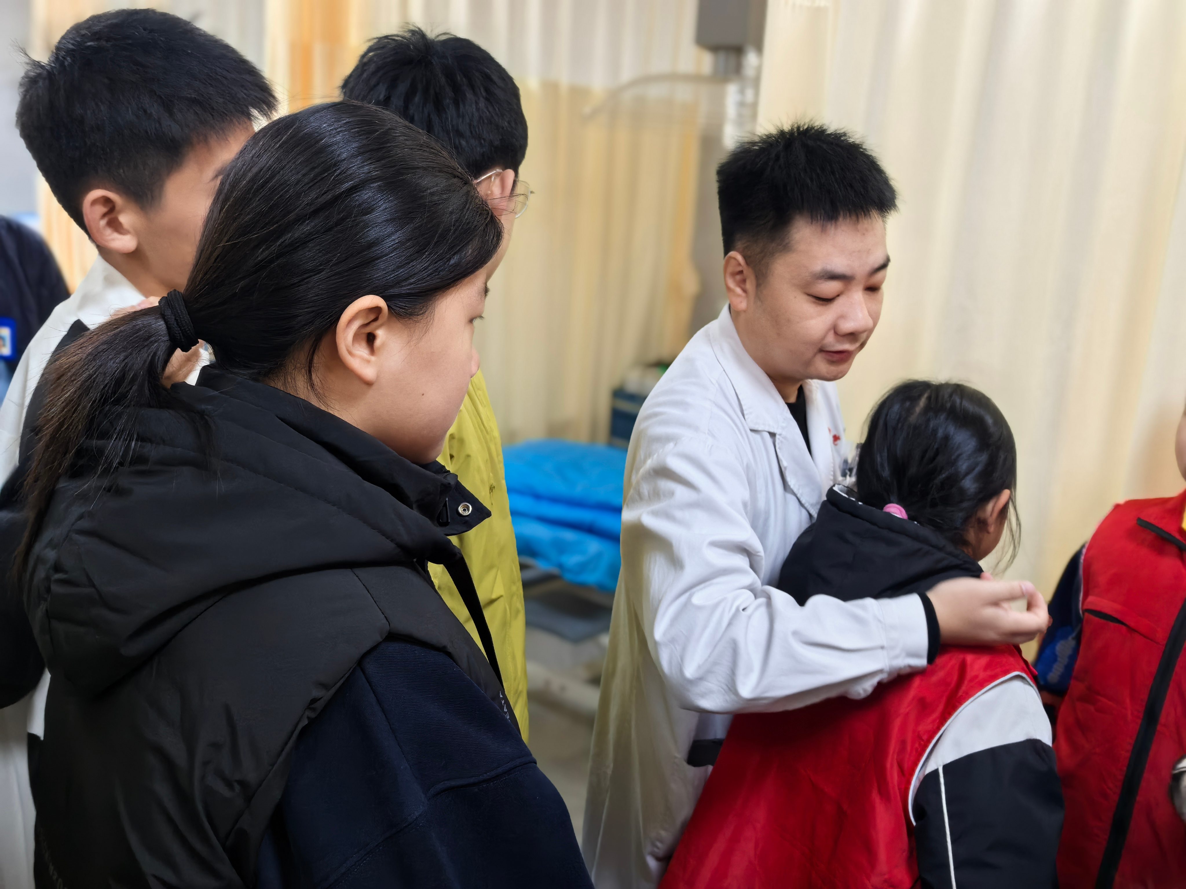 14(1).jpg 古香承文脉 巧手制香囊——巨野县博物馆走进巨野县中医医院开展特色研学活 主题活动 第5张 古香承文脉 巧手制香囊——巨野县博物馆走进巨野县中医医院开展特色研学活 主题活动 第5张