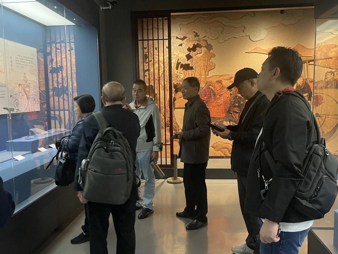 牡丹花开迎远客 文博瑰宝架金桥  ——意大利、马来西亚游客走进巨野博物馆，共赏千年文化盛宴    参观报道 第4张