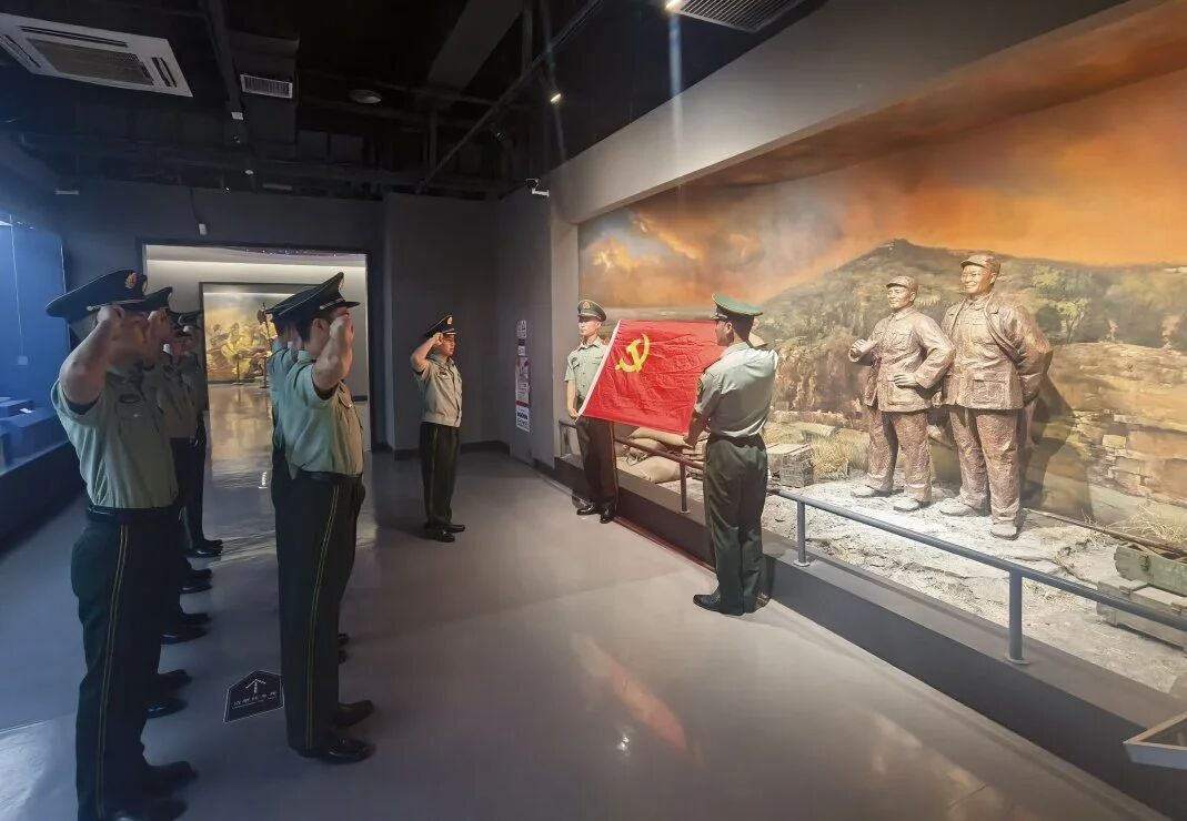 七一献礼｜“重温峥嵘岁月筑牢忠诚根基“ ——巨野县武警中队走进巨野博物馆开展七一主题活动 巨博新闻 第4张