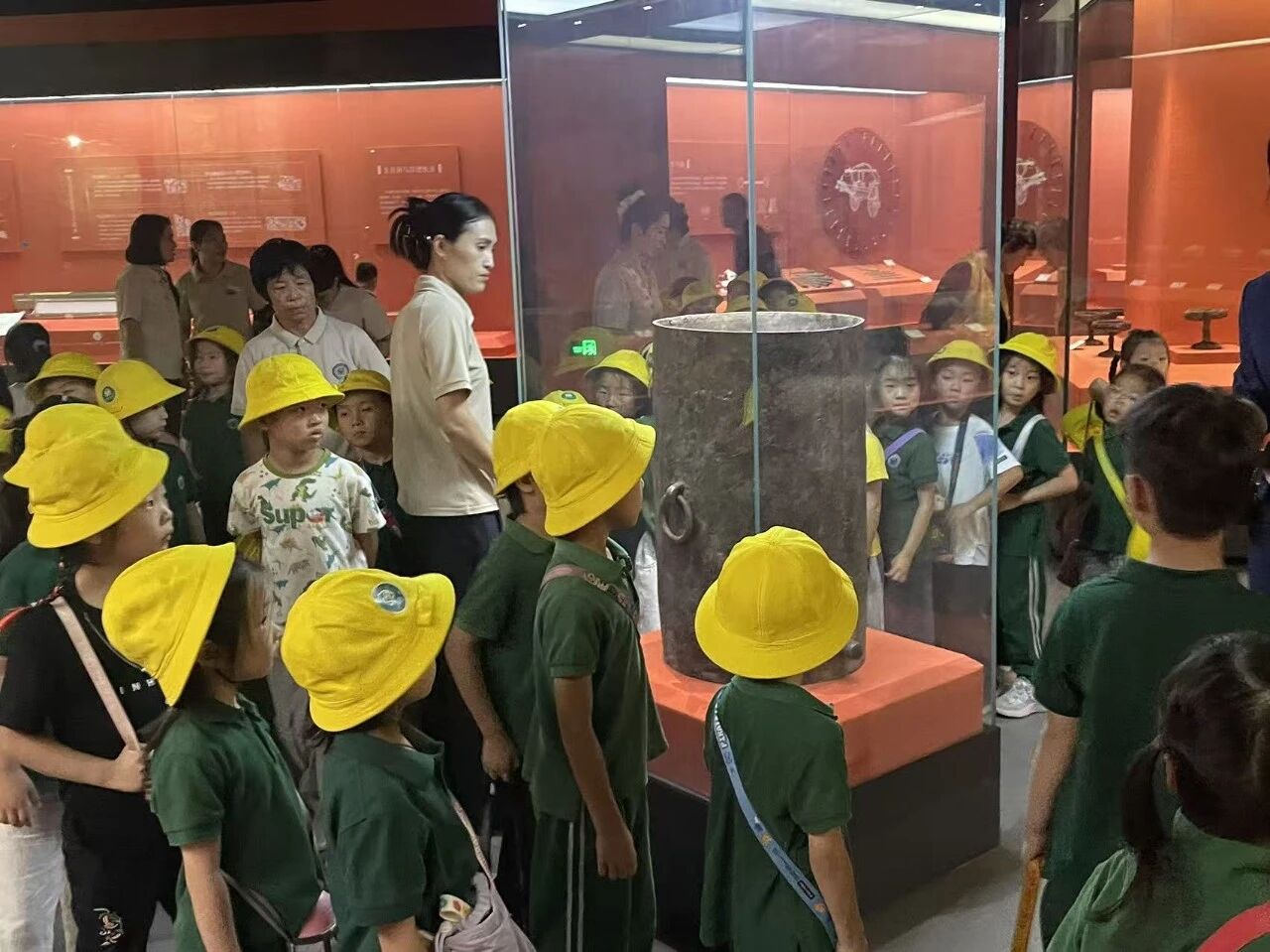 童心迎华诞 文博润童心|博苑现代城幼儿园走进巨野县博物馆开展国庆主题研学活动 参观报道 第6张 童心迎华诞 文博润童心|博苑现代城幼儿园走进巨野县博物馆开展国庆主题研学活动 参观报道 第6张