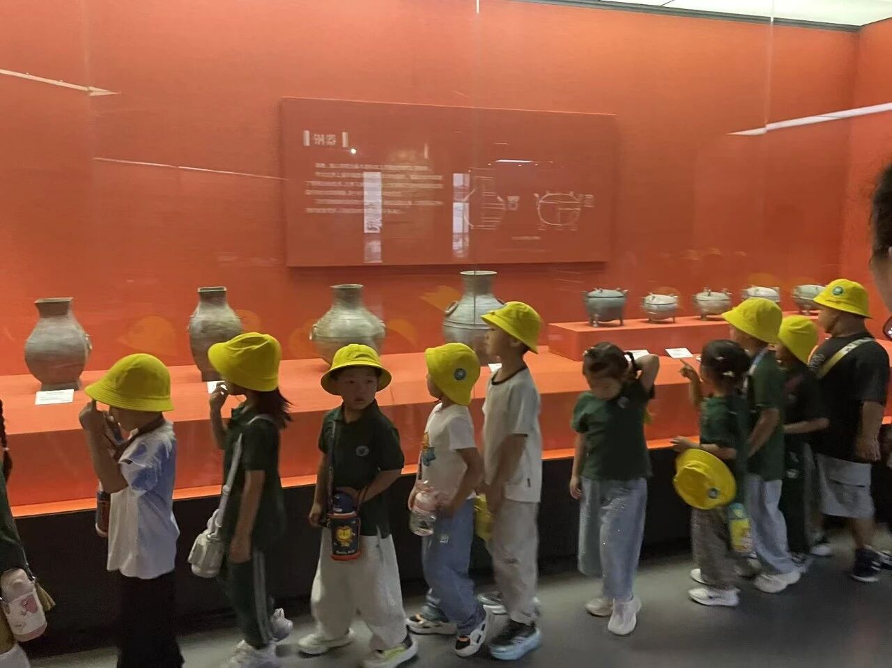 童心迎华诞 文博润童心|博苑现代城幼儿园走进巨野县博物馆开展国庆主题研学活动 参观报道 第9张 童心迎华诞 文博润童心|博苑现代城幼儿园走进巨野县博物馆开展国庆主题研学活动 参观报道 第9张
