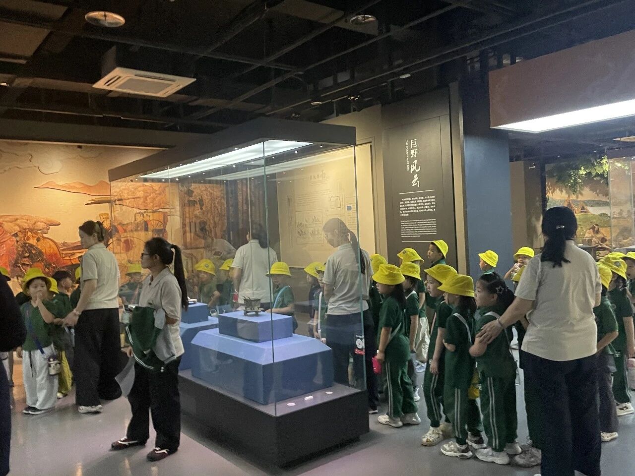 童心迎华诞 文博润童心|博苑现代城幼儿园走进巨野县博物馆开展国庆主题研学活动 参观报道 第11张 童心迎华诞 文博润童心|博苑现代城幼儿园走进巨野县博物馆开展国庆主题研学活动 参观报道 第11张